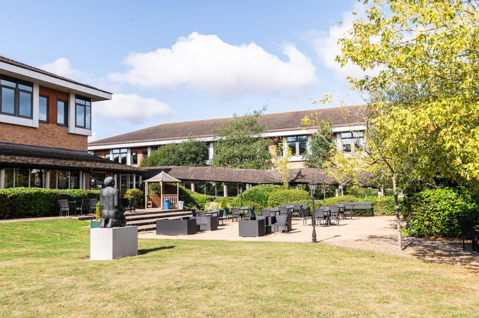 Kents Hill Park Training & Conference Centre Hotel Milton Keynes Exterior photo